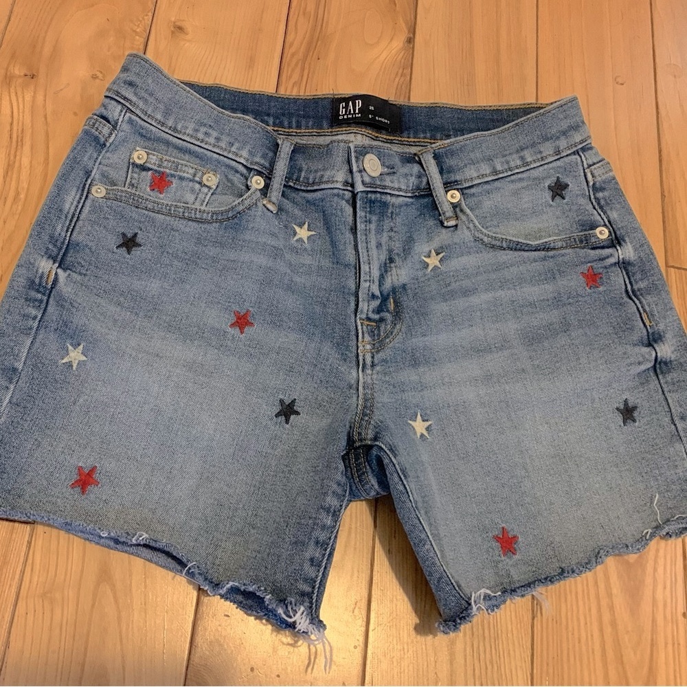 Gap Embroidered Star jean shorts!